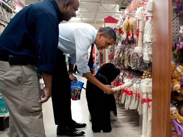 Obama shops at PetSmart Obama shops at PetSmart