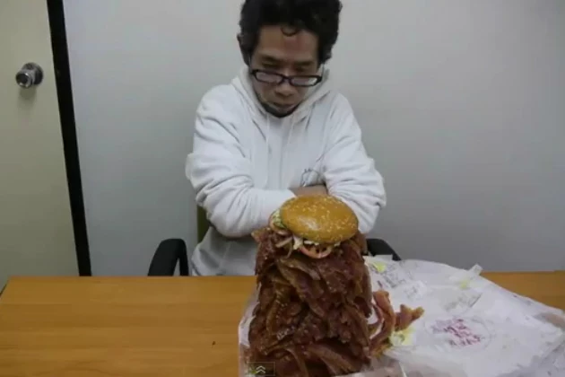 Man Orders Burger King Whopper With 1050 Strips of Bacon Man Orders Burger King Whopper With 1050 Strips of Bacon